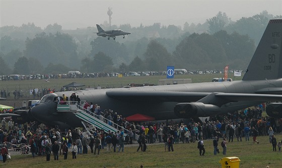 Americký bombardér B-52 v obleení divák bhem Dn NATO v Ostrav