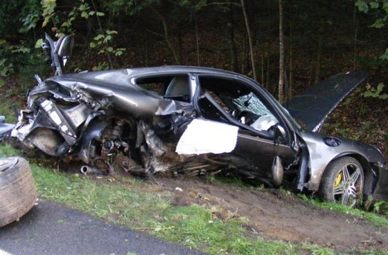 Tragická nehoda se stala u Jaroova nad Neárkou. Nepeil ji idi porsche.