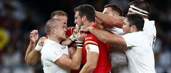 Anglický zadák Mike Brown (vlevo) a velský rváek Sam Warburton pi potyce...