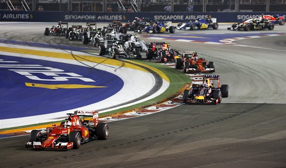 PO STARTU. Sebastian Vettel vede ve Velké cen Singapuru formule 1.