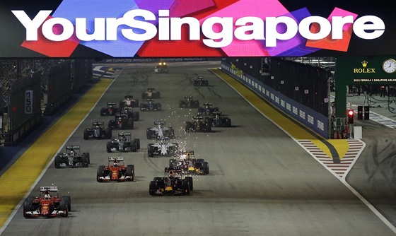 HUKOT NA STARTU. Sebastian Vettel vede ve Velké cen Singapuru formule 1.