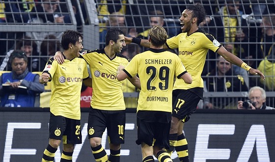 Fotbalisté Dortmundu slaví gól.