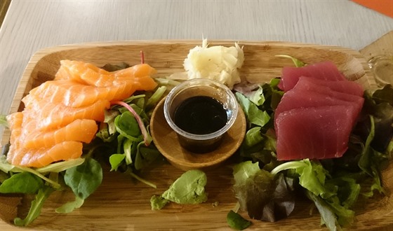 Lososov a tukov sashimi.