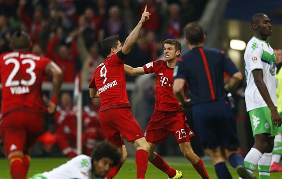 Robert Lewandowski (uprosted) z Bayernu Mnichov se raduje z jednoho ze svých...