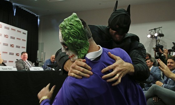 Tyson Fury v masce Betmana se vrhá na Jokera.