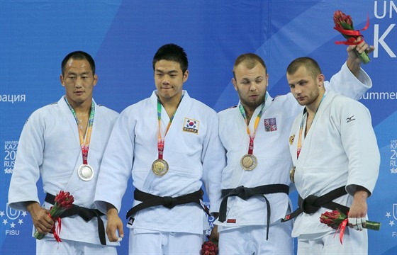 Alexandr Jureka (druhý zprava) oslavuje univerziádní bronz z Kazan 2013,