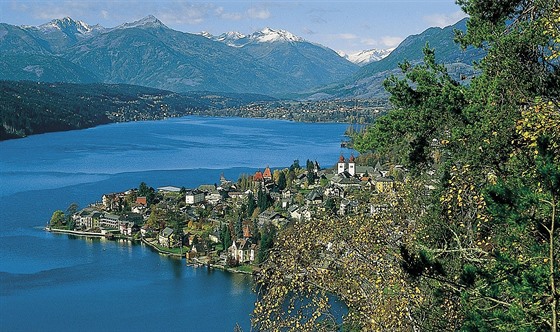 Pohled na Millstätter See smrem k západu; vpravo je vidt obec Millstatt s...