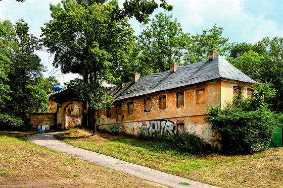 Cibulka. A má status národní kulturní památky, usedlost chátrá. Rozlehlý park...