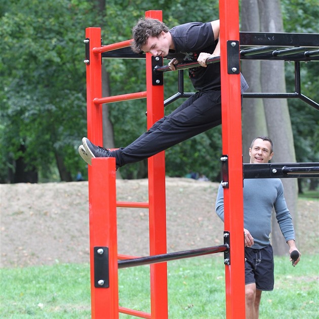 Street workout je cviení pouze s vahou vlastního tla. Kombinuje posilovaní s...