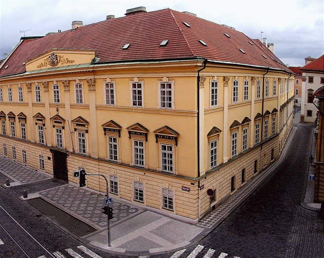 Budova ministerstva kolství a tlovýchovy v Karmelitské ulici.