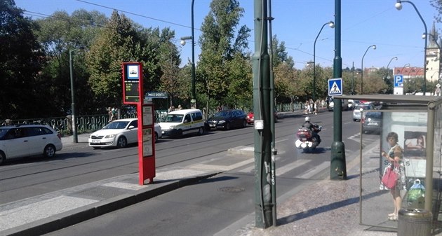 Pechod na ostrvek tramvajové zastávky Národní divadlo na Smetanov nábeí.