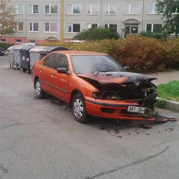 Ohoelé sportovní auto na Luinách.