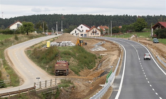 Kritizovaná nová silnice u Pocoucova na Tebísku.