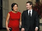 Mark Zuckerberg a jeho thotná manelka Priscilla Chanová (Washington, 25. záí...