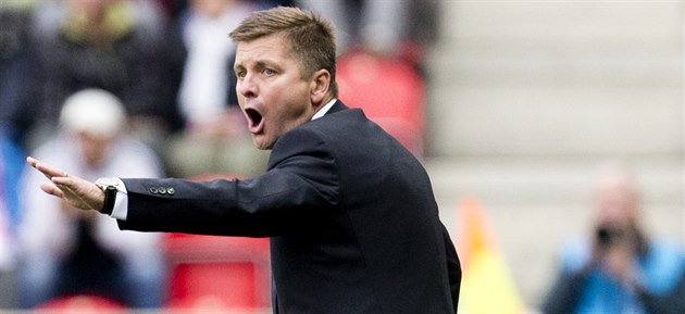 Dušan Uhrin mladší diriguje fotbalisty Slavie. Dušan Uhrin mladší diriguje fotbalisty Slavie.