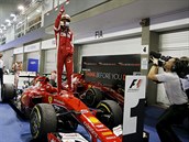 KONEN ZASE PRVN. Sebastian Vettel slav vtzstv ve Velk cen Singapuru...