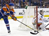 Connor McDavid z Edmontonu se pokou pekvapit branke Karriho Rmho z...