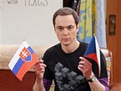 Sheldon Cooper vseriálu Teorie velkého třesku s českou a slovenskou vlajkou Sheldon Cooper vseriálu Teorie velkého třesku s českou a slovenskou vlajkou