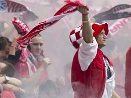 Fanouci Slavie si uívají derby se Spartou.