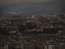 Supermsíc ped zatmním nad La Concha Beach, San Sebastian, severní panlsko