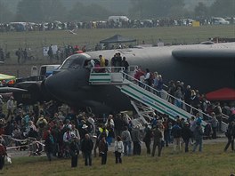 Americk bombardr B-52 v obleen divk bhem Dn NATO v Ostrav
