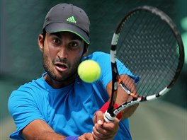 Indick tenista Yuki Bhambri v duelu s Jim Veselm.