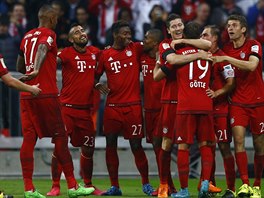 Fotbalist Bayernu Mnichov se raduj z vhry nad Wolfsburgem.