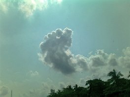 Stopa na nebi nad Kalkatou v Indii (Sugata Kuila, 2014) 