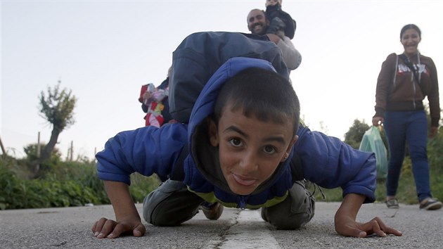 Syn uprchlk ertuje s fotografem agentury AP na srbsko-chorvatsk hranici (22. z 2015)