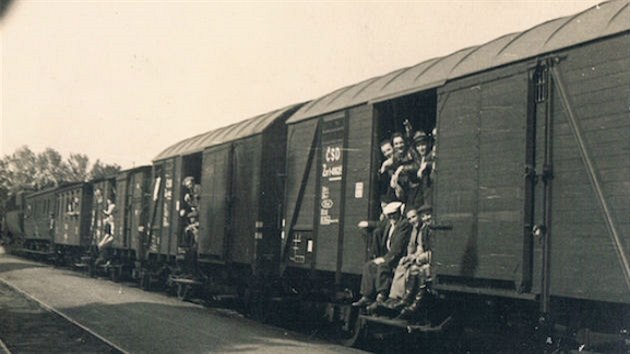 idovtí uprchlíci z Polska na nádraí v Náchod, 1946. Fotografie z archivu...