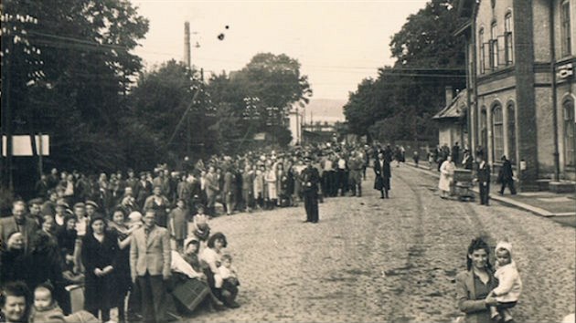 idovt uprchlci z Polska na ndra v Nchod, 1946. Fotografie z archivu Odeda Gafniho. 