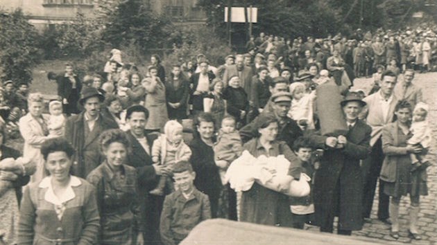 idovt uprchlci z Polska na ndra v Nchod, 1946. Fotografie z archivu Odeda Gafniho. 