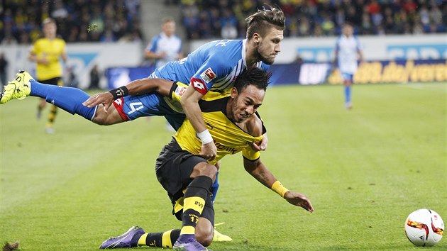 Zpasnick souboj svedli Ermin Bicakcic z Hoffenheimu (nahoe) a Pierre-Emerick Aubameyang z Dortmundu.
