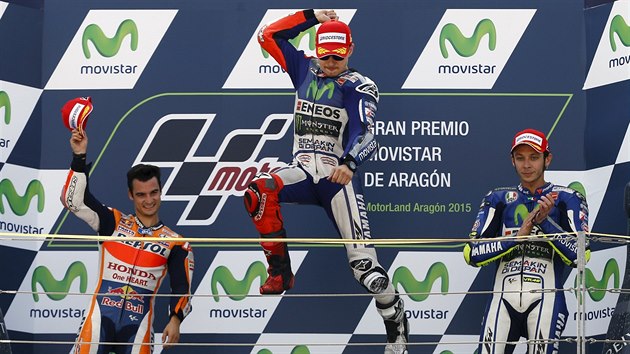 Jorge Lorenzo si po vtzstv ve Velk cen Aragonie pkn poskoil. Vlevo smek Dani Pedrosa, vpravo je Valentino Rossi.