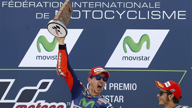 Jorge Lorenzo se z vtzstv ve Velk cen Aragonie naden radoval. Valentino Rosssi mu uznale zatleskal.