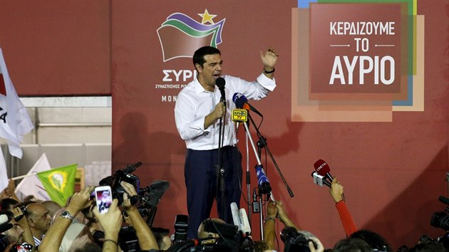 Alexis Tsipras oslavuje vtzstv Syrizy.