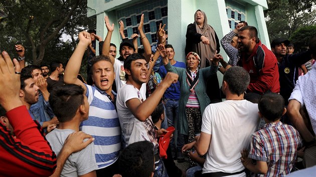 Migranti v tureckm mst Edirne protestuj. Poaduj, aby jim byla umonna voln cesta do ecka i Bulharska. (21. z 2015)