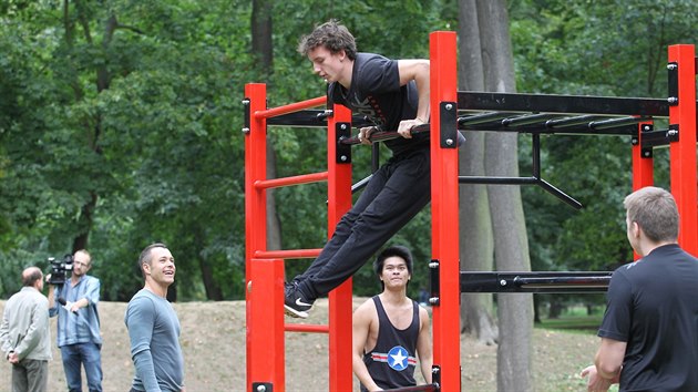 Street workout je cvien pouze s vahou vlastnho tla. Kombinuje posilovan s akrobaci a gymnastickmi prvky.