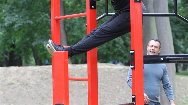 Street workout je cvien pouze s vahou vlastnho tla. Kombinuje posilovan s akrobaci a gymnastickmi prvky.