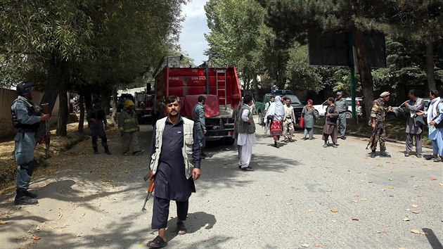 Afghnsk bezpenostn sloky u brny msta Paghman. Pi sebevraednm toku zahynuli tyi lid (16. 9. 2015)