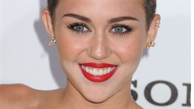 Miley Cyrusov na vyhlen ebku Maxim Hot 100 (15. kvtna 2013)