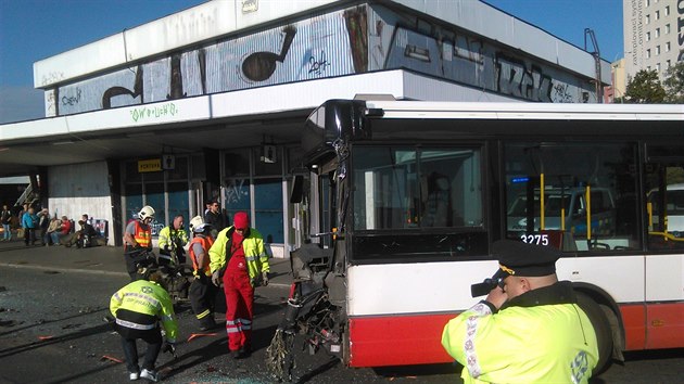 Srka dvou autobus zkomplikovala provoz v zastvce autobusovho terminlu Kaerov (21.9.2015)