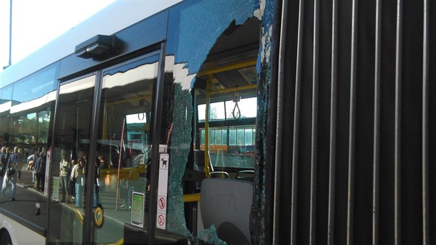 Srka dvou autobus zkomplikovala provoz v zastvce autobusovho terminlu Kaerov (21.9.2015)