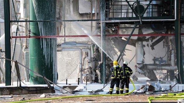 Hasii likviduj nsledky vbuchu v lihovaru ve stedoesk Dobrovici (22.9.2015)
