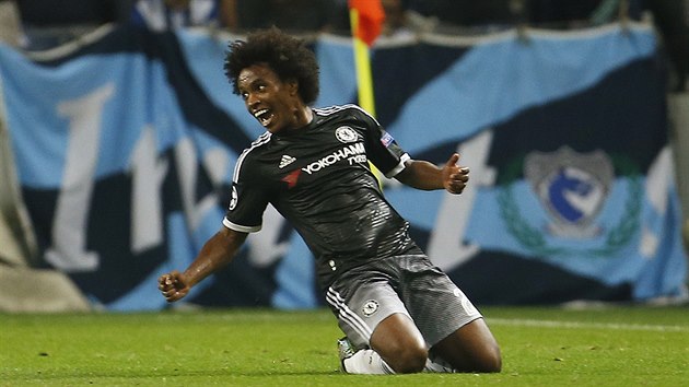 JE TAM! Willian z Chelsea oslavuje branku v zpase s Portem.