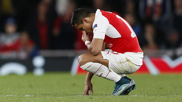 ALE NE... Alexis Sánchez z Arsenalu a jeho zklamaná reakce bhem zápasu s...