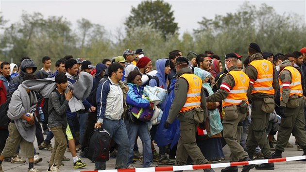 Rakout vojci se sna nasmrovat uprchlky k autobusm v Nickelsdorfu (26. z 2015)