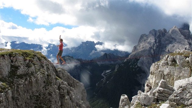 Nebezpen krsa. Slackliner Petr Kuera chod ve vkch bez jitn.