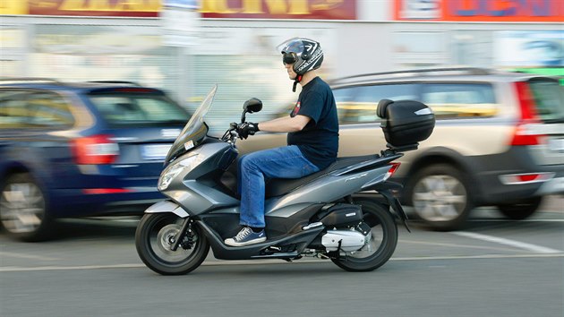 Svin a tie profi Honda PCX mstem i vesnic.