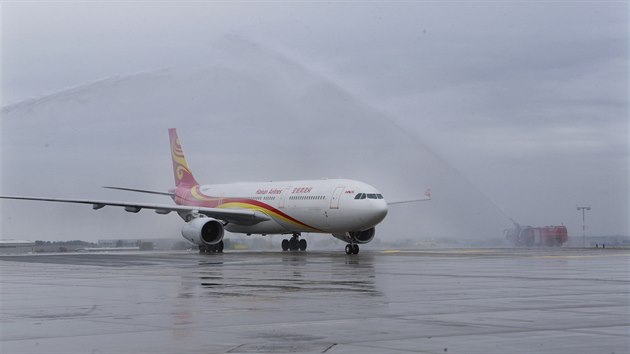 Ve stedu v 6:29 pistl v Praze prvn pm spoj z Pekingu nsk leteck spolenosti Hainan Airlines. (23. z 2015)